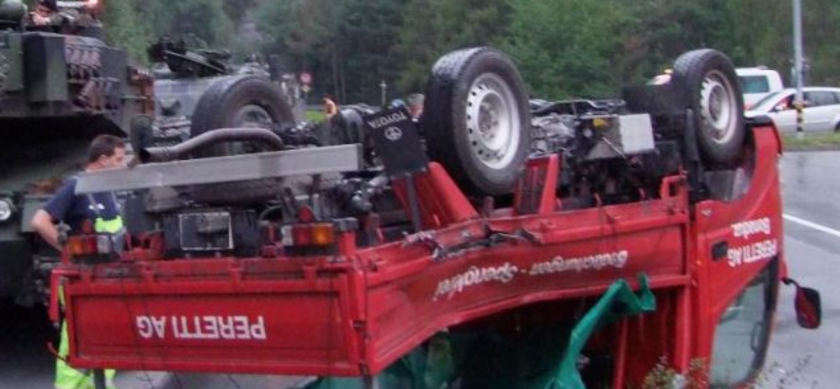 Unfall in Unterrealta bei Rothenbrunnen: Lieferwagen mit Kampfpanzer Leopard zusammengestoßen