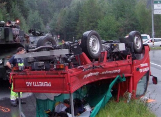 Unfall in Unterrealta bei Rothenbrunnen: Lieferwagen mit Kampfpanzer Leopard zusammengestoßen