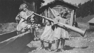 Kinder in Feldis mit einer Tiba (Foto aufgenommen in den 20er-Jahren)