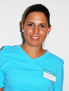Das Spital Thusis freut sich, daß Xenia Puntschart die Prüfung zur Dipl. Pflegefachfrau erfolgreich bestanden hat (Meldung, Foto: Spital Thusis)