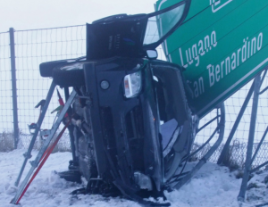 Tödlicher Unfall auf der Autostraße A13 bei Thusis (Polizeifoto: Kapo Graubünden)
