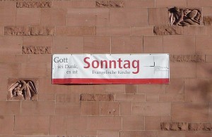 Spruchband zum Sonntag an einer Kirche in Deutschland (Foto: Sonntag24.ch)