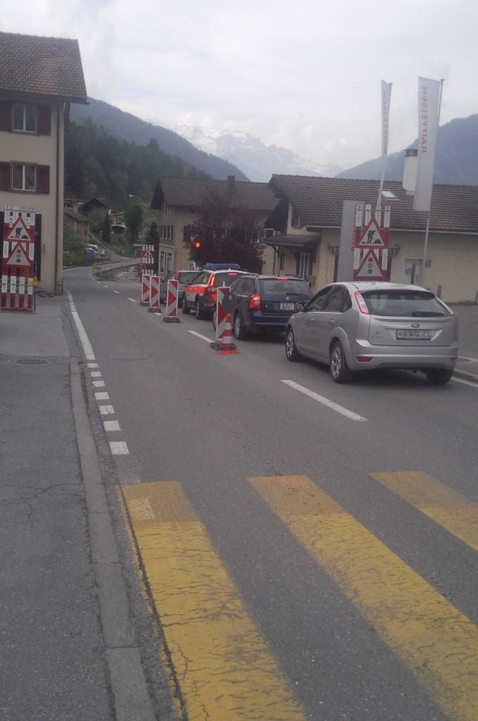 Der Verkehr in Cazis-Dorf wird während der Straßenarbeiten mit einer Ampelanlage geregelt (Fotos: Domleschg24.ch)