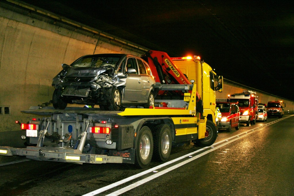 Unfall im "Isla Bella"-Tunnel in Rothenbrunnen auf der A13 (Polizeifotos: Kapo Graubünden)