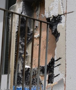 Feuerwehreinsatz in Rhäzüns: Die Fassade aus  Schaumstoff brannte (Foto: Kapo)