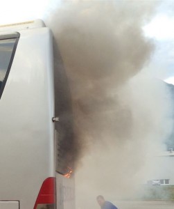 Cazis-Unterrealta: Reisebus fängt bei Polizeikontrolle Feuer (Foto: Kapo GR)