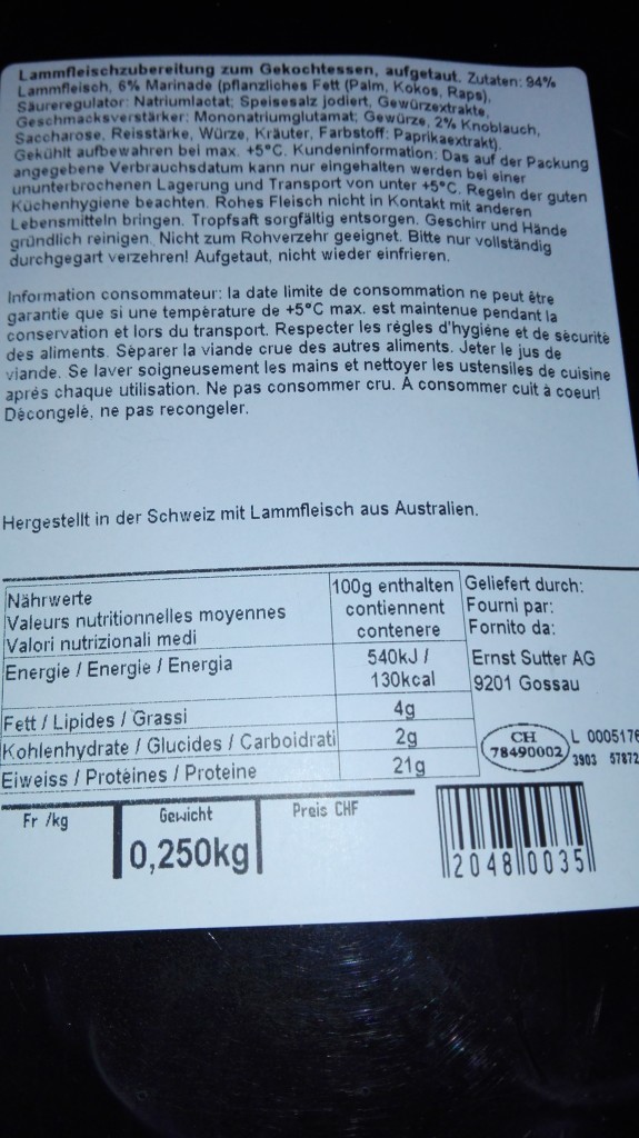 Lidl wird nicht satt damit, zu betonen, wie schweizerisch verankert der Konzern ist angeblich. Aber wer das Kleingedruckte liest auf den Verpackungen, der sieht es anders... (Foto Lammfleisch Lidl Thusis / DZ)