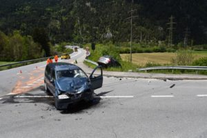 Rothenbrunnen: Unfall auf Kreuzung fordert zwei Verletzte. (Foto: Kantonspolizei Graubünden)