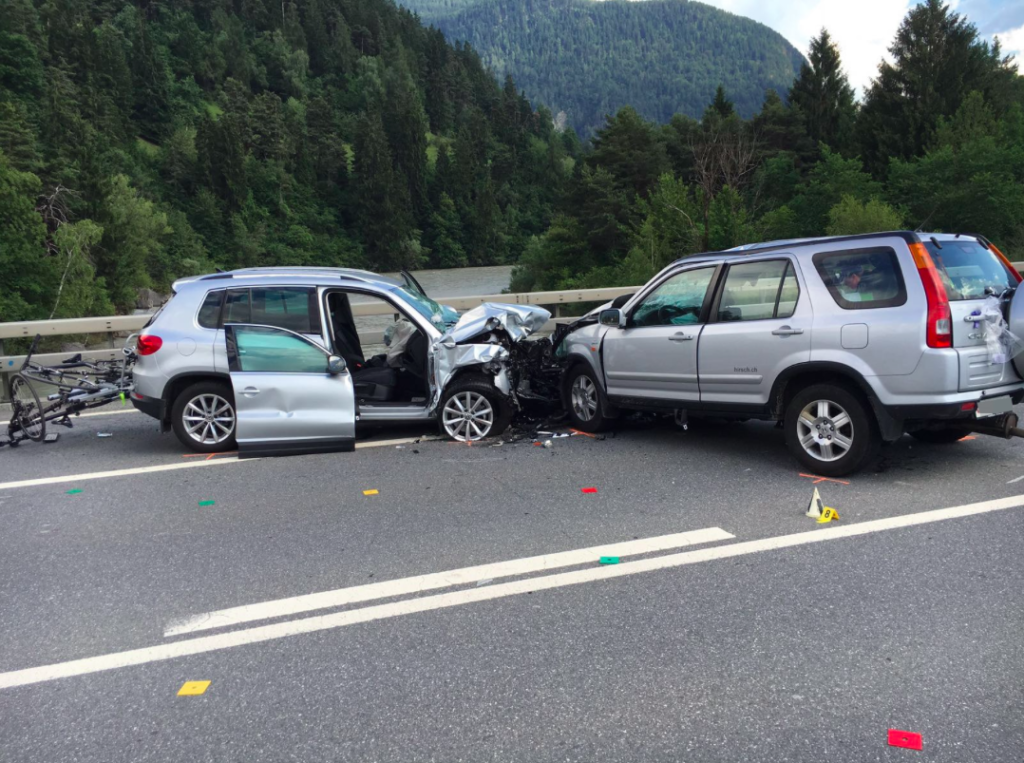 Wer kann Angaben machen zu dem schweren Verkehrsunfall auf der A13 vom Freitag? Die Kapo Graubünden sucht Unfallzeugen. (Foto: Kapo)