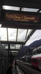 Der Gletscherexpreß ("glacier express") hat als einzigen Halt im Tal den Bahnhof Thusis (Foto: DZ)