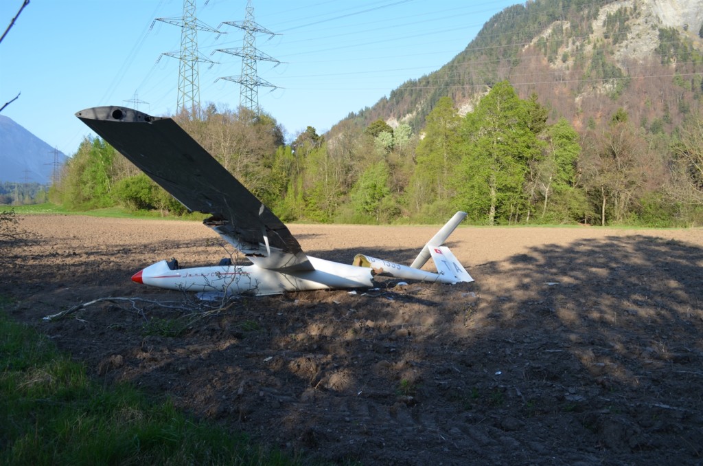 Detailaufnahme des beschädigten Segelflugzeuges (Foto: Kapo Graubünden)