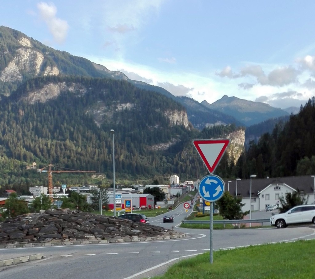Der Weg zu Aldi Domleschg von Summaprada / Cazis (vorne) und Savusch / Schauenberg (rechts) her fotografiert (Foto: DZ)
