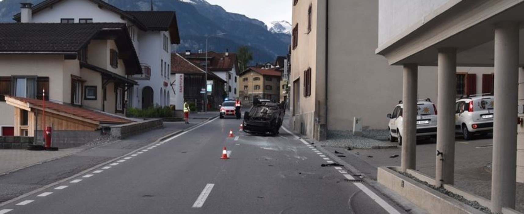 Unfall in Cazis zwischen Raiffeisenbank und Senteler Reinigungen