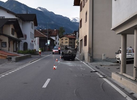 Unfall in Cazis zwischen Raiffeisenbank und Senteler Reinigungen