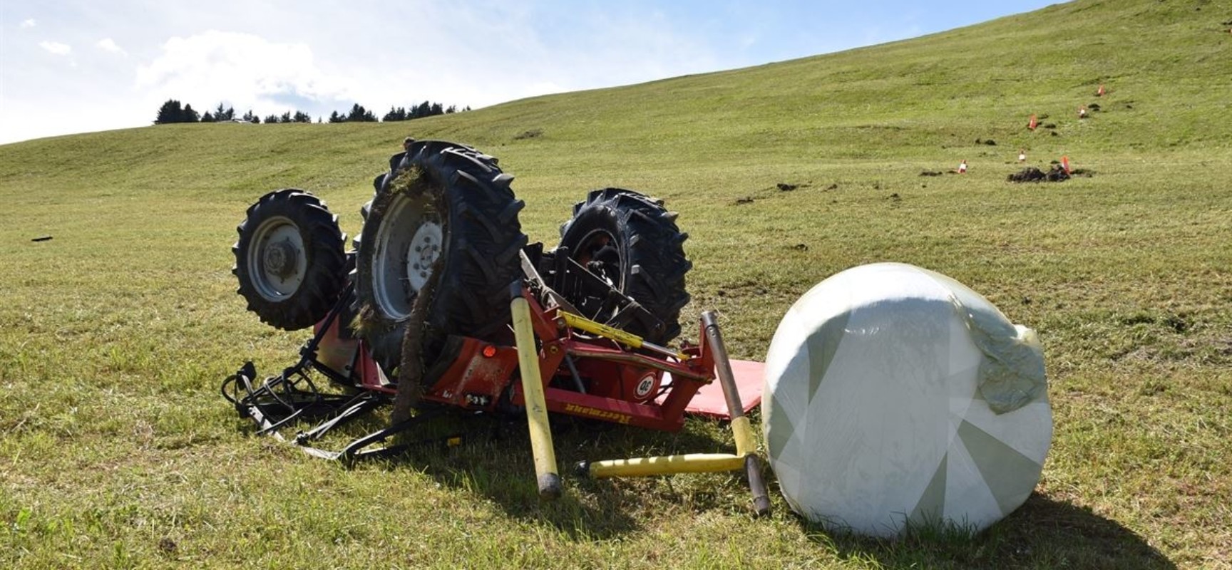 Traktorunfall in Urmein: Beim Siloballen-laden kam Traktor ins Rutschen