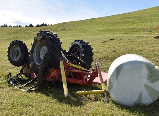 Traktorunfall in Urmein: Beim Siloballen-laden kam Traktor ins Rutschen