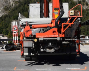 Unfall auf der Domleschgerstraße zwischen Tomils und Rothenbrunnen. Das Motorad kollidierte mit einem Lastwagen (Polizeifotos: Kapo Graubünden)