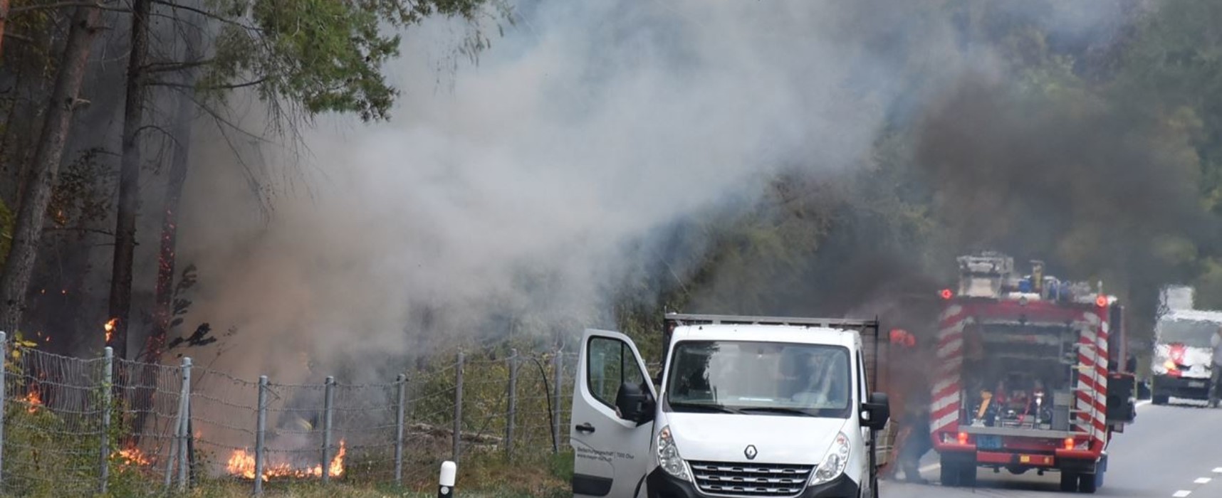 Fahrzeugbrand an Domleschgerstraße in Rothenbrunnen: Feuerwehr verhindert Waldbrand