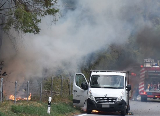Fahrzeugbrand an Domleschgerstraße in Rothenbrunnen: Feuerwehr verhindert Waldbrand