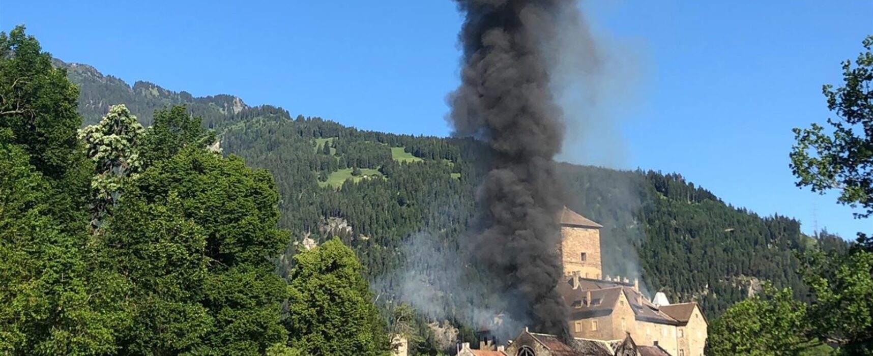 Tomils: Brand beim Schloß Ortenstein