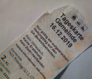 Wer eine Tageskarte Gemeinde in Rhäzüns löst, erhält sie noch in Papierform. Hier ist die Aufzeichnung von Bewegungsprofilen im Gegensatz zu mit "Äpp" gelösten Billetten noch exklusive