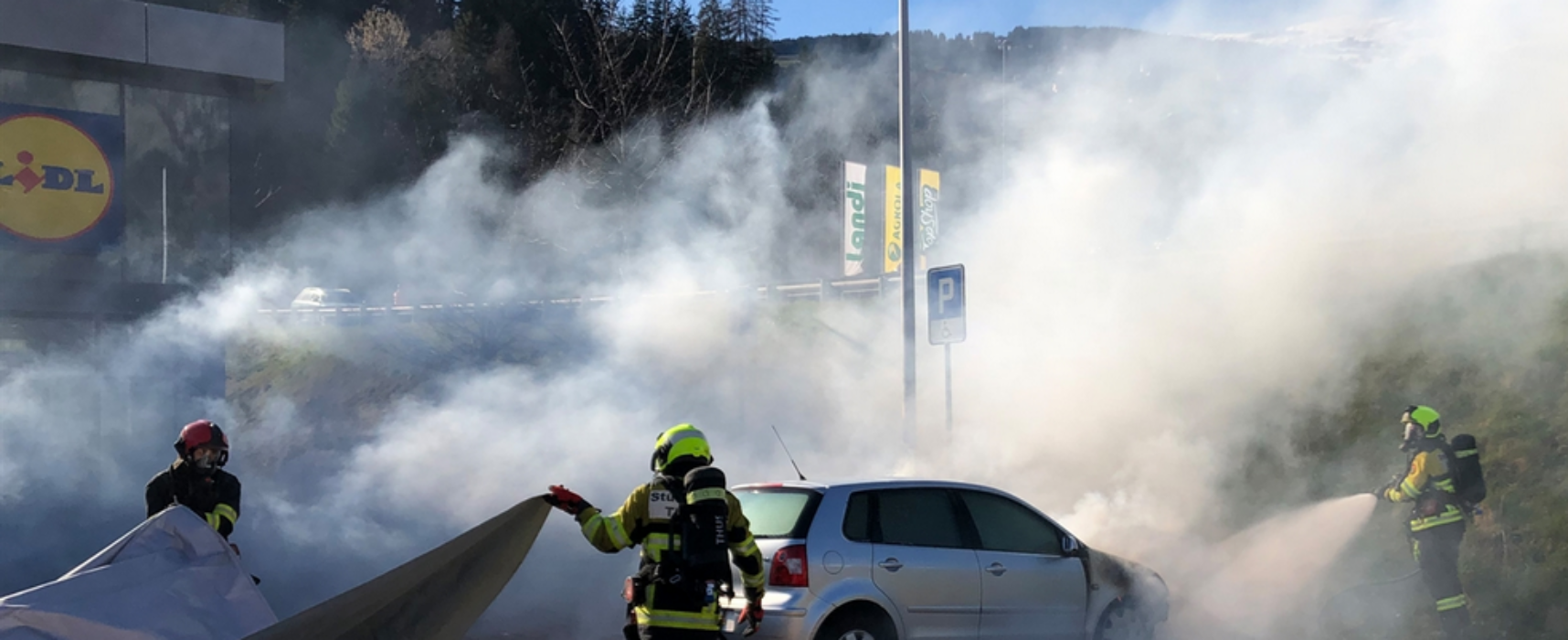 Lidl Thusis: Feuerwehreinsatz wegen Fahrzeugbrand auf Parkplatz