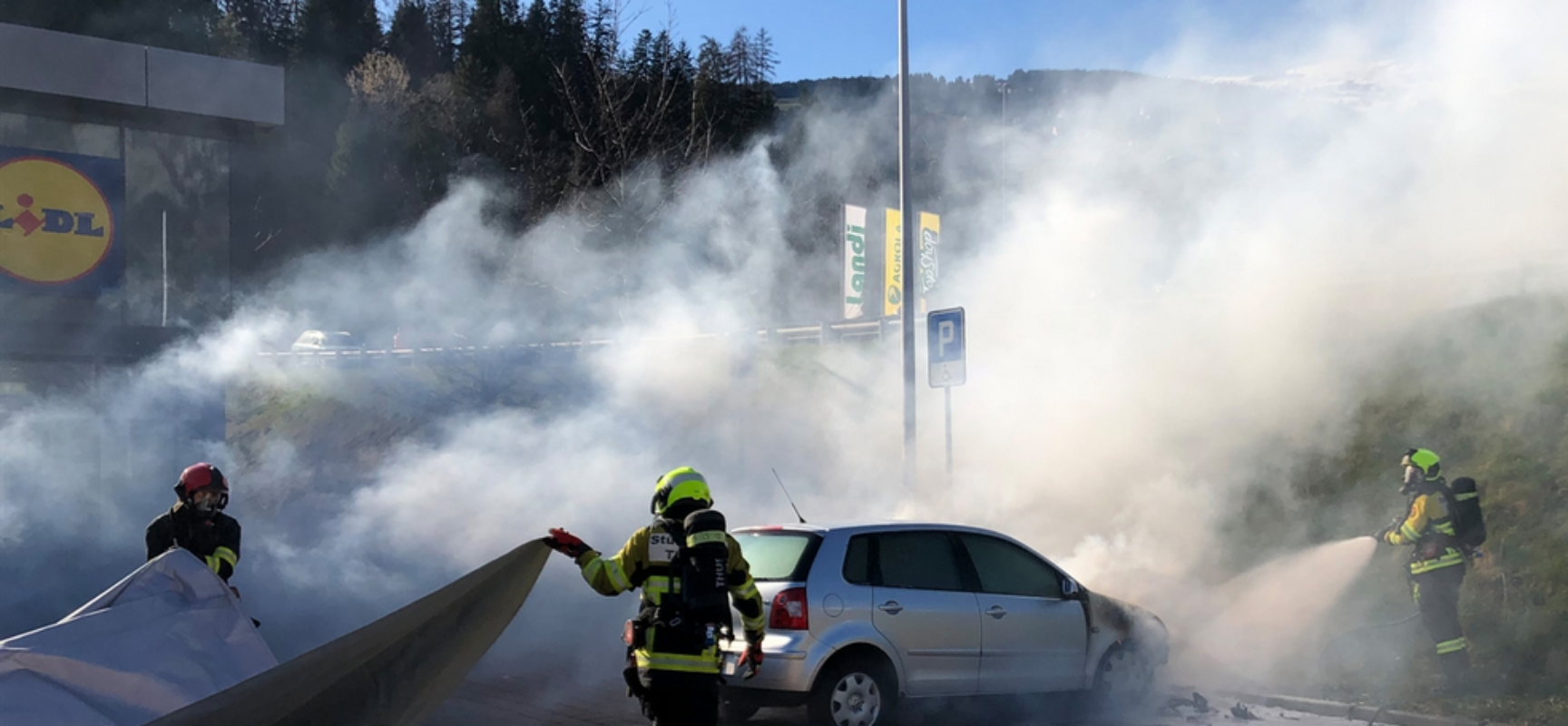 Lidl Thusis: Feuerwehreinsatz wegen Fahrzeugbrand auf Parkplatz