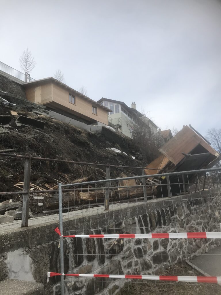 Wegen dem Hangsturz beim Restaurant Bernina ist die Straße zum Bahnhof Thusis seit Tagen gesperrt (Leserfoto)