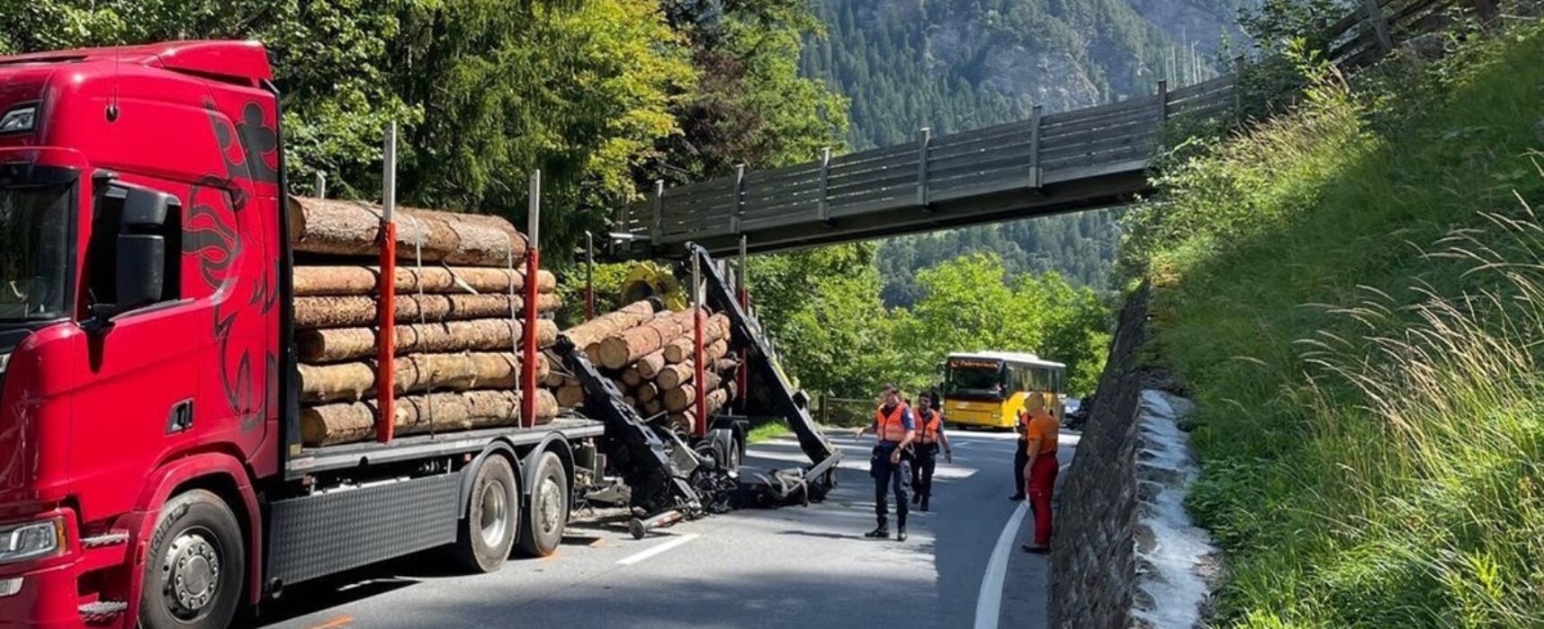 Sils. i.D.: Holztransporter beschädigt Viehüberführung