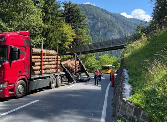 Sils. i.D.: Holztransporter beschädigt Viehüberführung