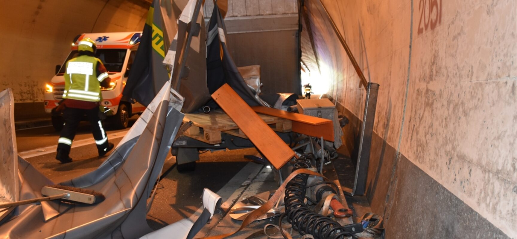 Verlorener Anhänger kollidiert mit Auto – Feuerwehren Chur und Thusis im Einsatz