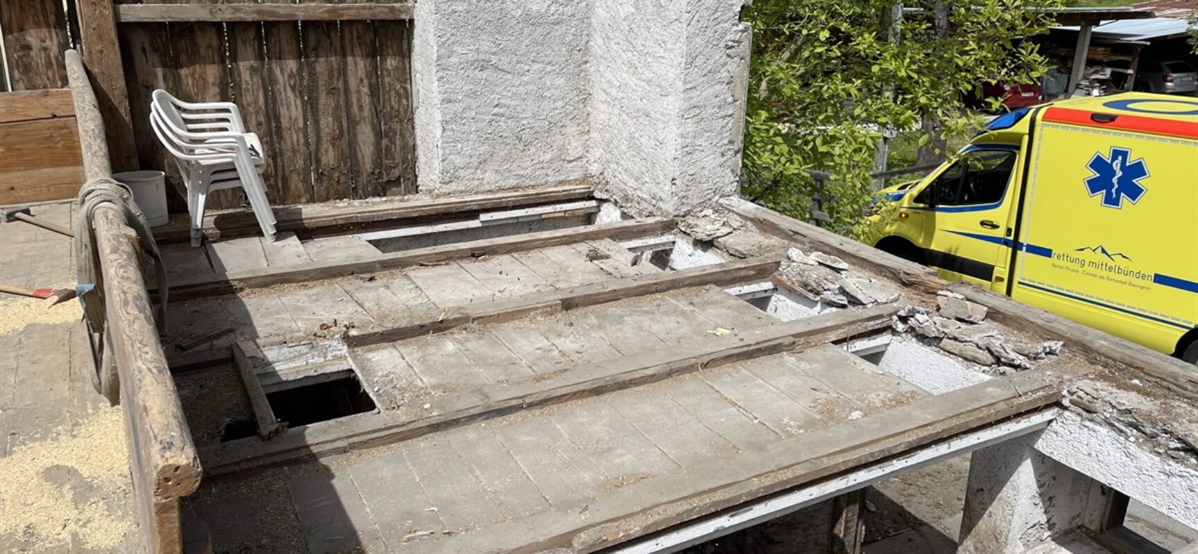 Rothenbrunnen: Zwischenboden von Stall bricht ein