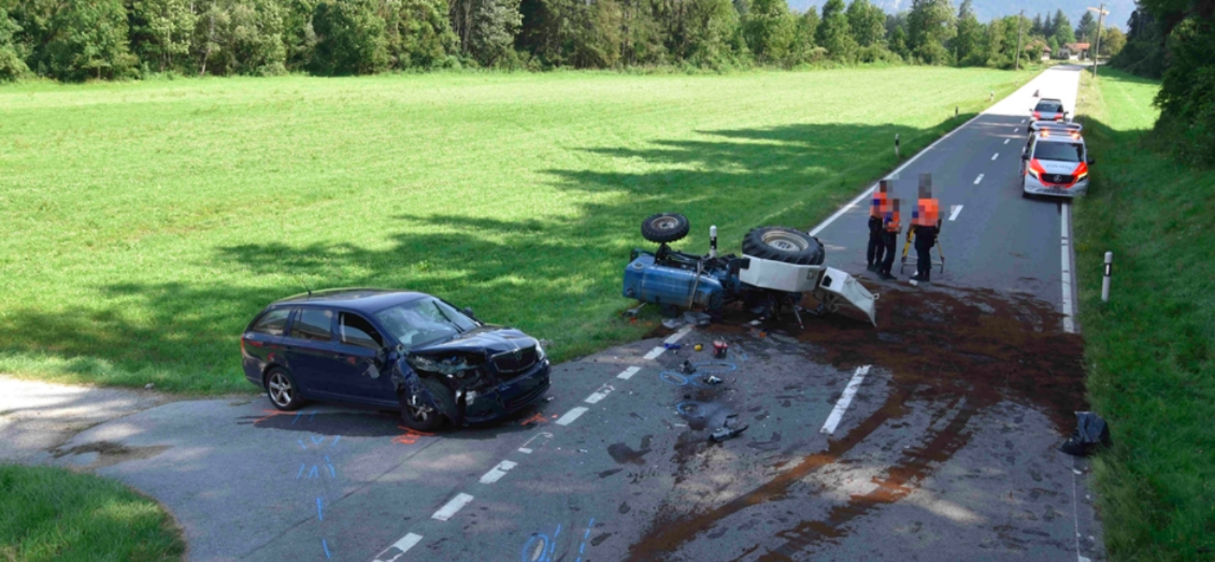 Cazis: Traktor und Auto stoßen zusammen