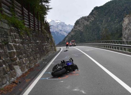 Motorradunfall zwischen Rhäzüns und Rothenbrunnen