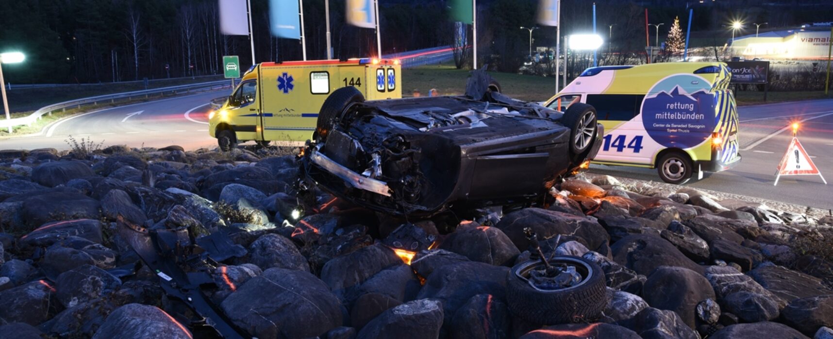 Unfall bei Kreisel von Autobahnraststätte in Thusis