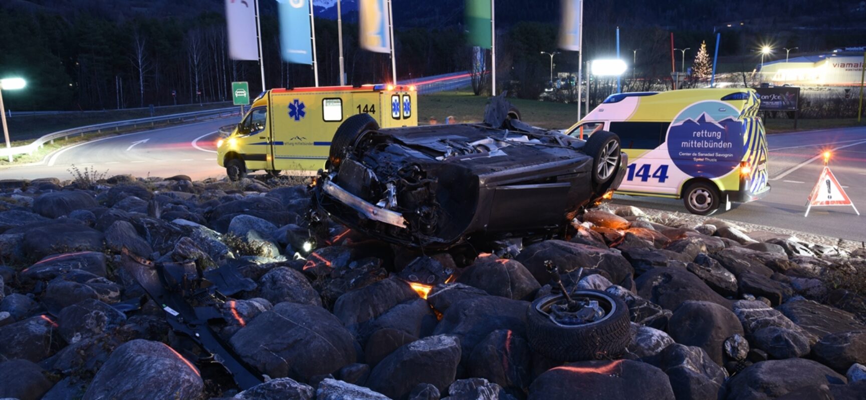Unfall bei Kreisel von Autobahnraststätte in Thusis