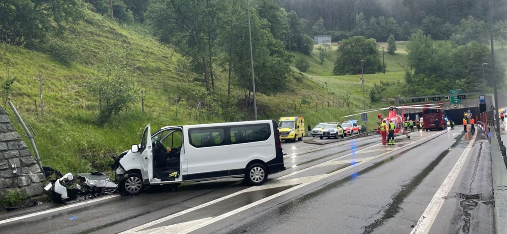 Kleinbus-Unfall in Rongellen