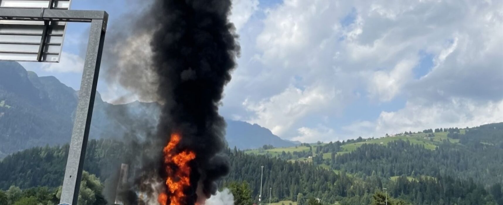 Cazis / Thusis: Traktor mit Ballenpresse in Vollbrand