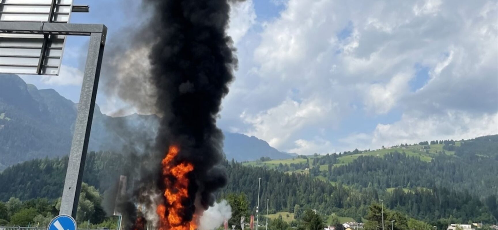 Cazis / Thusis: Traktor mit Ballenpresse in Vollbrand