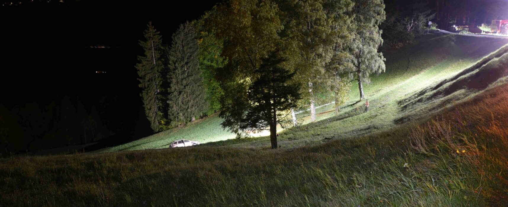 Unfall in Bonaduz – Rega im Einsatz: Fahrzeug überschlägt sich mehrfach auf Alpstraße
