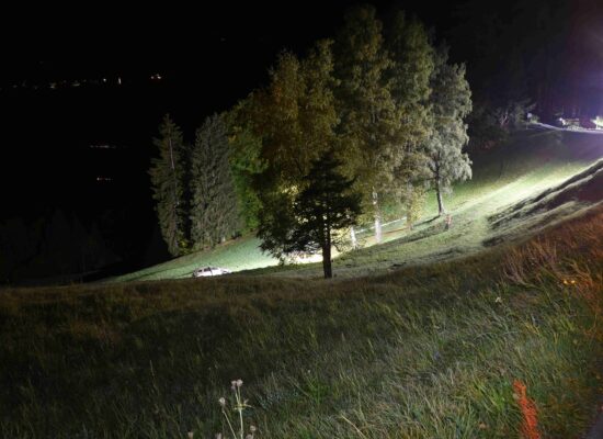 Unfall in Bonaduz – Rega im Einsatz: Fahrzeug überschlägt sich mehrfach auf Alpstraße