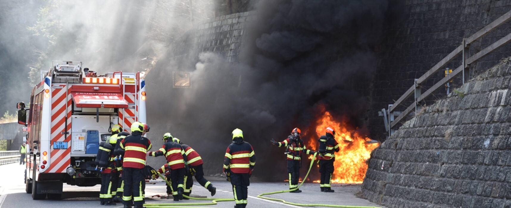 Autobrand auf A13 in Rongellen