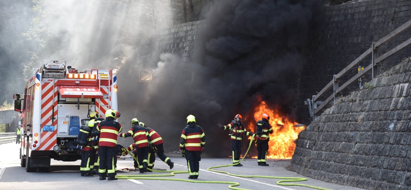 Autobrand auf A13 in Rongellen