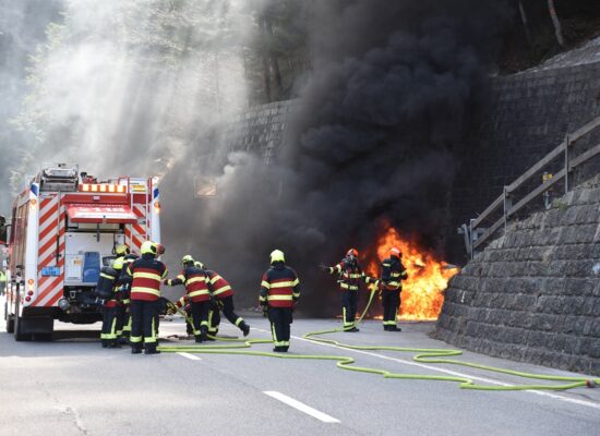 Autobrand auf A13 in Rongellen
