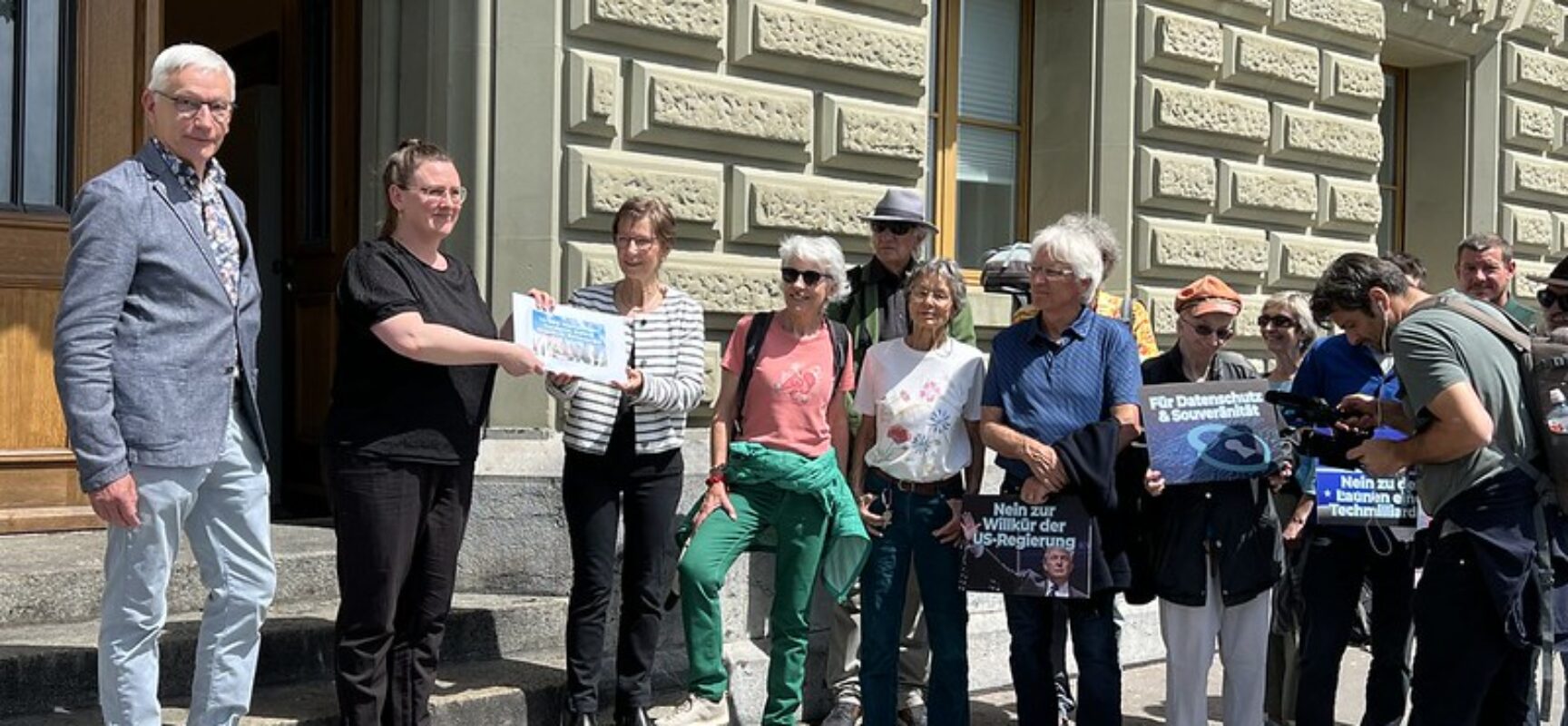 Gemeinsame Petitionsübergabe «Keine Starlink-Satellitenantennen in Leuk»