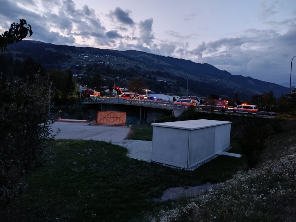 Zahlreiche Blaulichtfahrzeuge waren beim Unfall an der Fürstenauerstraße in Thusis Abzweigung Caznerwiesen im Einsatz.